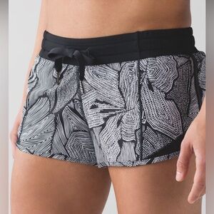 lululemon Dottie Tribe Hotty Hot Shorts 2.5” Size 6